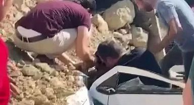 Kamyon otomobilin üzerine devrildi: Sürücü toprak altında kaldı