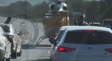 Trafiğin ortasına inen gizemli helikopter
