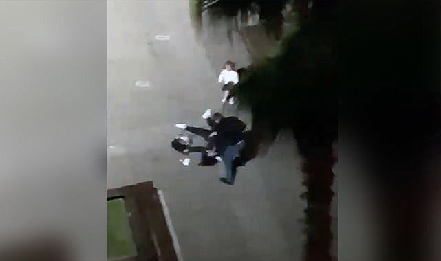 Evli bir adamla birlikte olduğu öne sürülen kadın, sokak ortasında darp edildi.