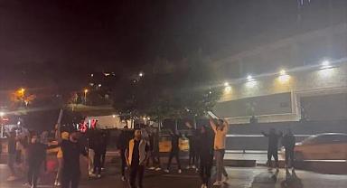 Derbi öncesi stat önüne satırla gelip, yolu trafiğe kapattılar
