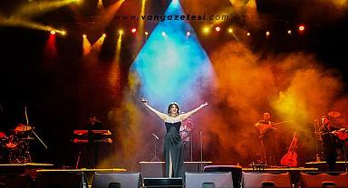 FESTİVALDE GÖKSEL RÜZGARI