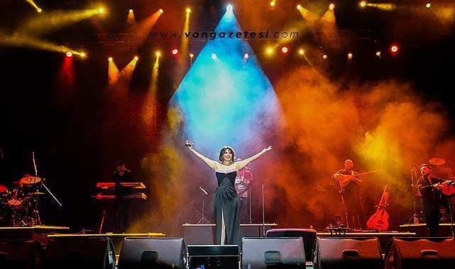 FESTİVALDE GÖKSEL RÜZGARI