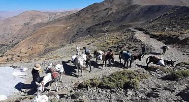 VASKİ KATIRLARLA ÇIKTIĞI 3500 METRE YOLCULUĞU 