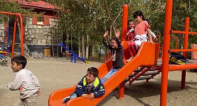 GÜRPINAR'DA HURDAYA ATILAN MALZEMELERLE PARK YAPILDI