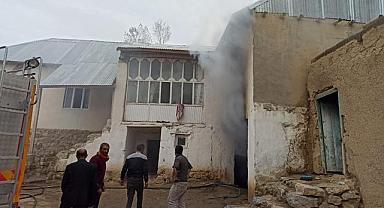 Van'da feci yangın evi kullanılamaz hale getirdi