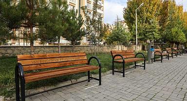 VAN'DA CAMİLERE 7 BİN BANK DAĞITTI