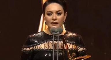 Ezgi Mola ödül töreninde Amini' ve kadın cinayetlerine dikkat çekti