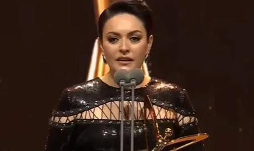 Ezgi Mola ödül töreninde Amini' ve kadın cinayetlerine dikkat çekti
