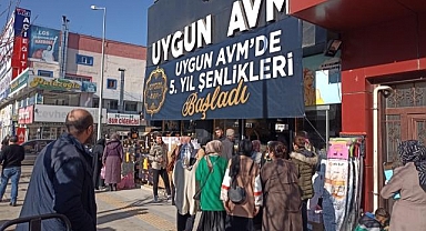 Van'da Uygun AVM'de yapılan indirim izdihama neden oldu