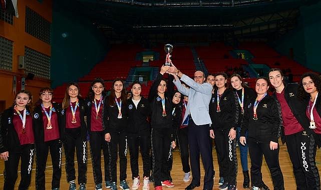 Van YYÜ Kadın Voleybol Takımı grup birincisi oldu