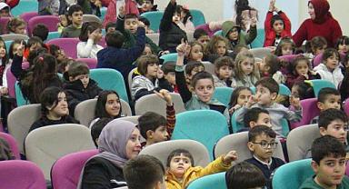 Girne Koleji Van Kampüsünde Çevre Temizliği ve Dostluk konulu tiyatro