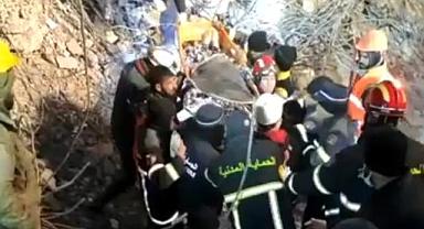 Adıyaman'da Enkazda 1 Kadını Van Ekibi Canlı Kurtardı