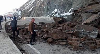 Hakkari - Van karayolu, heyelan düştü 