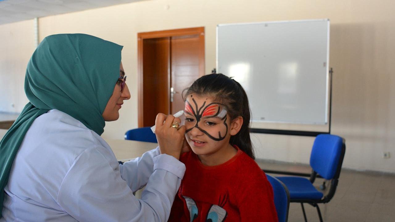 TUŞBA BELEDİYESİ’NDEN, DEPREMZEDE ÇOCUKLARA MORAL ETKİNLİĞİ