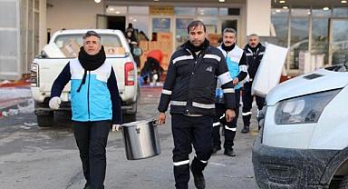 VAN AŞEVLERİNDEN DEPREMZEDERE SICAK YEMEK