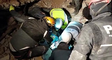 Van Emniyet 43 saat sonra 2 kişiyi enkazda sağ çıkardı