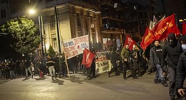 Atina'da 38 kişinin öldüğü tren kazası protesto edildi: 'Kaza değil, cinayet'