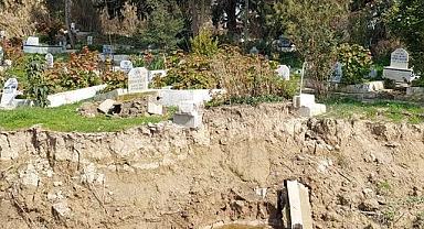 Deprem sonrası 50 mezarın nehir sularında kaybolduğu iddiası