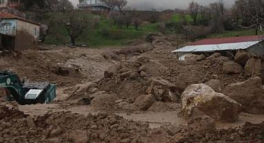 Sel sularına kapılan anne ve kızı aranıyor
