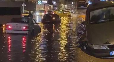 Yağmur hayatı felç etti! Araçlar çukurlara düştü