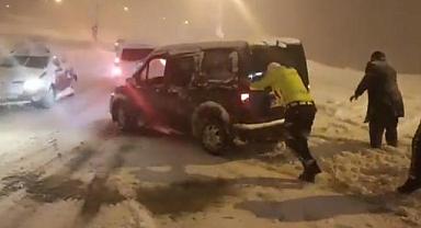 Van'da tehlike dinlemeden yardım ettiler 