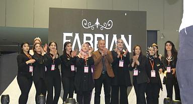 Ünlü mankenler Fuarda Gelinlikle Podyuma Çıktı