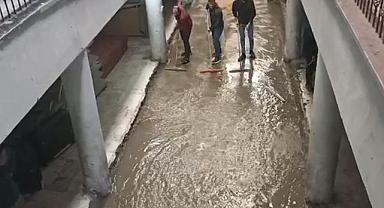 Van'da Bağdat İş Merkezi Pazajında Su Baskını