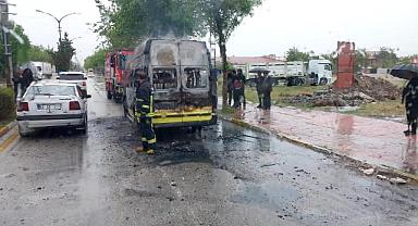 Van'da Minibüs İskele Caddesi Alev Alev Yandı