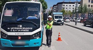 Van'da trafikte sabretmeyen sürücü ceza yedi