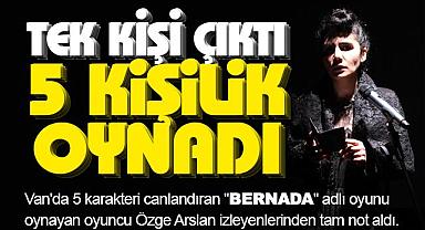 Van'da ünlü oyuncu dakikalarca ayakta alkışlandı