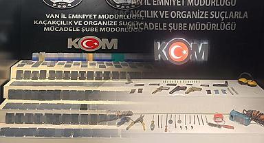 Van'da ateşli silah ve kaçak malzeme ele geçirildi