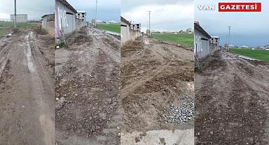 Van bu yolda okul yolu düz değil, çamurlu gidiyor