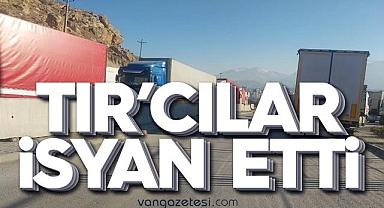 Mahsur kalan 850'den fazla TIR şoförü isyan etti