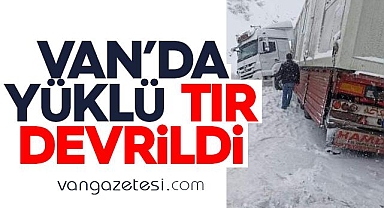 Van'da yüklü tır devrildi - Araçlar mahsur kaldı