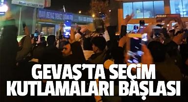 Van Gevaş’ta seçim kutlamaları başladı
