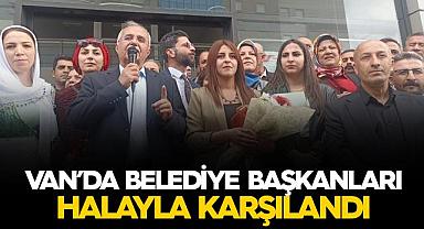 Van'da belediye başkanları halayla karşılandı