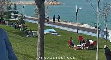 Van'da sıcaklığı fırsat bilen halk, parklara akın etti