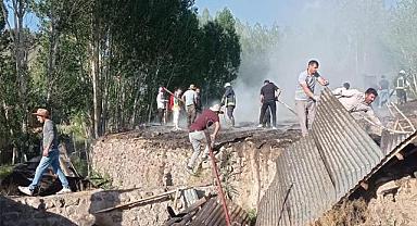 Van'da Ahır ve Tandır Evinde yangın çıktı