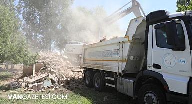 Van Erciş'te Metruk bina Yıkımı