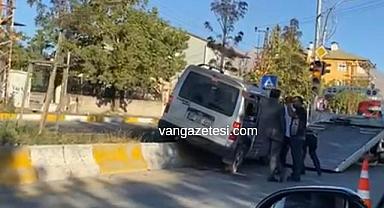 Van Şabaniye Mahallesinde araç, şaranpole çıktı