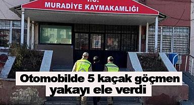 Otomobilde 5 kaçak göçmen yakayı ele verdi