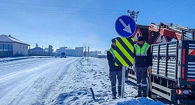 Van'ın ilçelerinde trafik levha çalışmaları