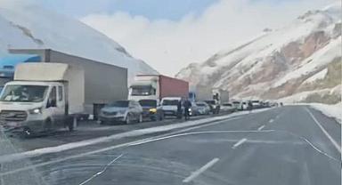 Van 32 Viraj’da 600’e Yakın Araç Yolda Mahsur Kaldı