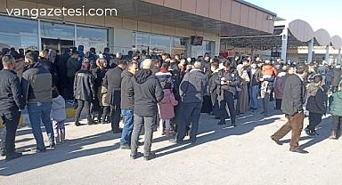 Van'dan Umreye Giden 180 Kişi Dualarla Karşılandı