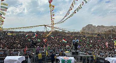 Van’da Nevruz Coşkusu! Binlerce Kişi Ateşin Etrafında Buluştu
