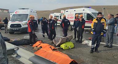 Van Yolunda Ağır Kaza