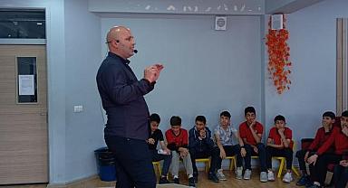 Van Haber - Ünlü Yazar Yetkin Albert, Hakkâri’de Okurlarıyla Buluştu