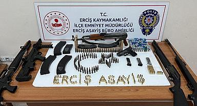 Van'da Ruhsatsız Tabancalar Ele Geçirildi