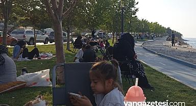 Van’da Sıcaklardan Kaçan Vatandaşlar Sahile Akın Etti