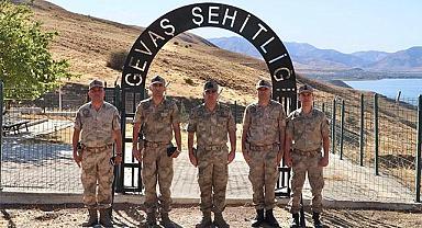 Tuğgeneral Avkıran Gevaş şehitliklerini ziyaret etti